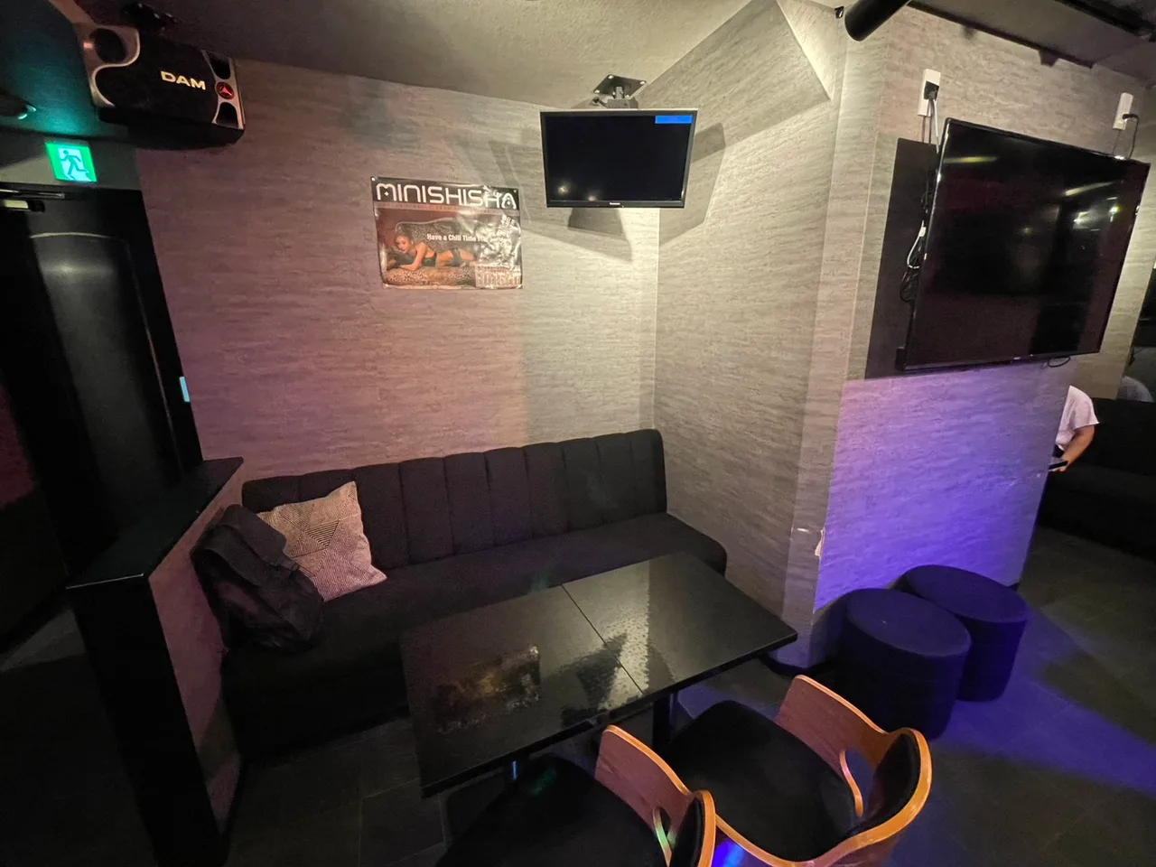 六本木 小箱BAR 居抜き DAMカラオケと大型TV