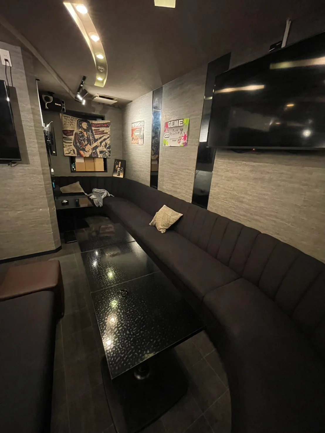 六本木 小箱BAR 居抜き メインボックス席 L字ソファと大型TV