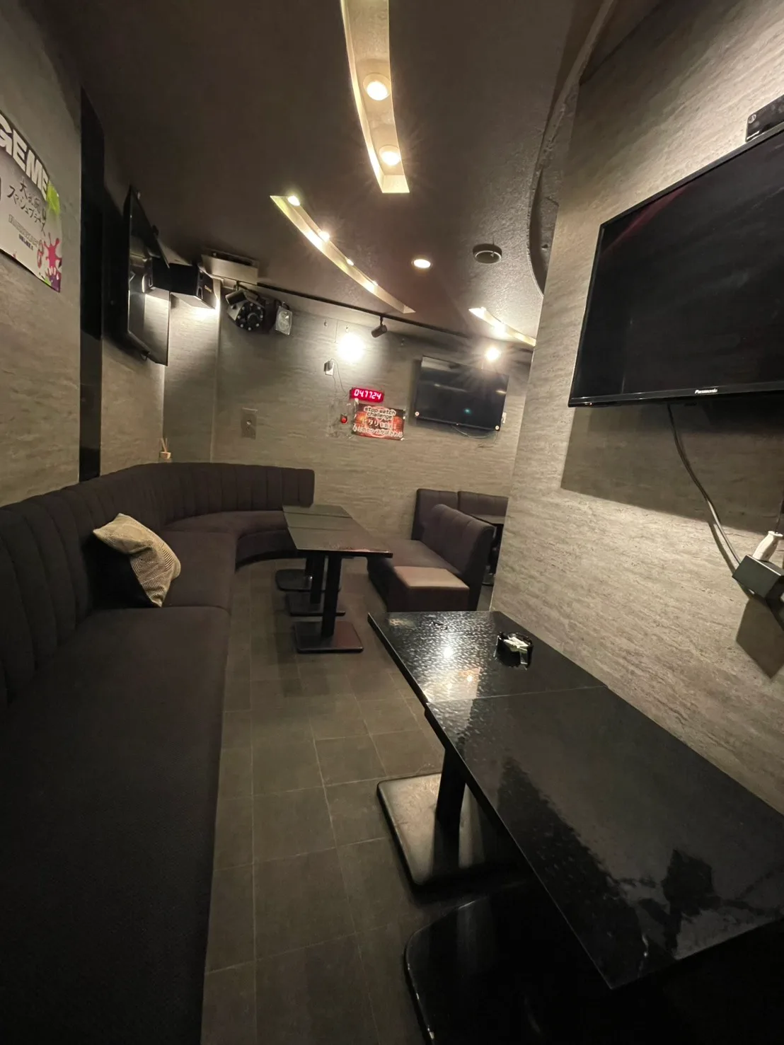 六本木 小箱BAR 居抜き 奥のボックス席 曲線ソファ